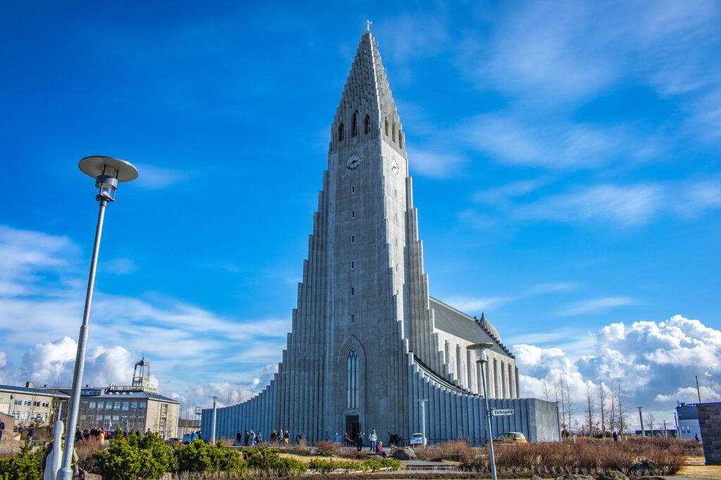 10 MUSTSEE seværdigheder & oplevelser i Reykjavik (2024)